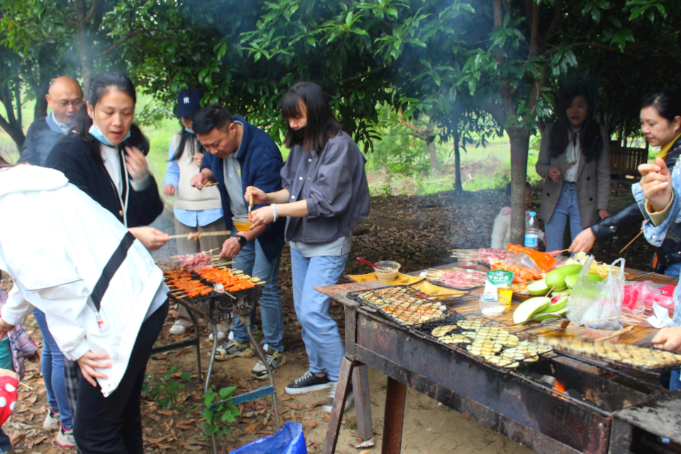 湖北飛友企業(yè)團建燒烤自助活動
